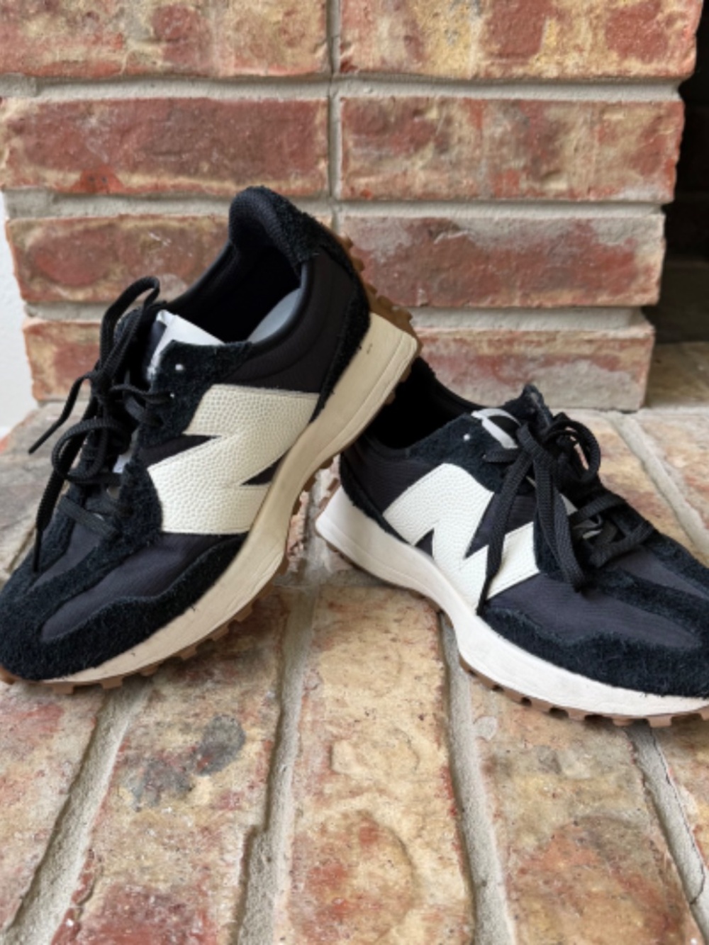New Balance Women's 327 Shoes in Black/White Sz 8.5